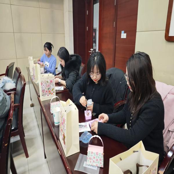 市机关事务管理局开展“三八妇女节”非遗手工制作活动
